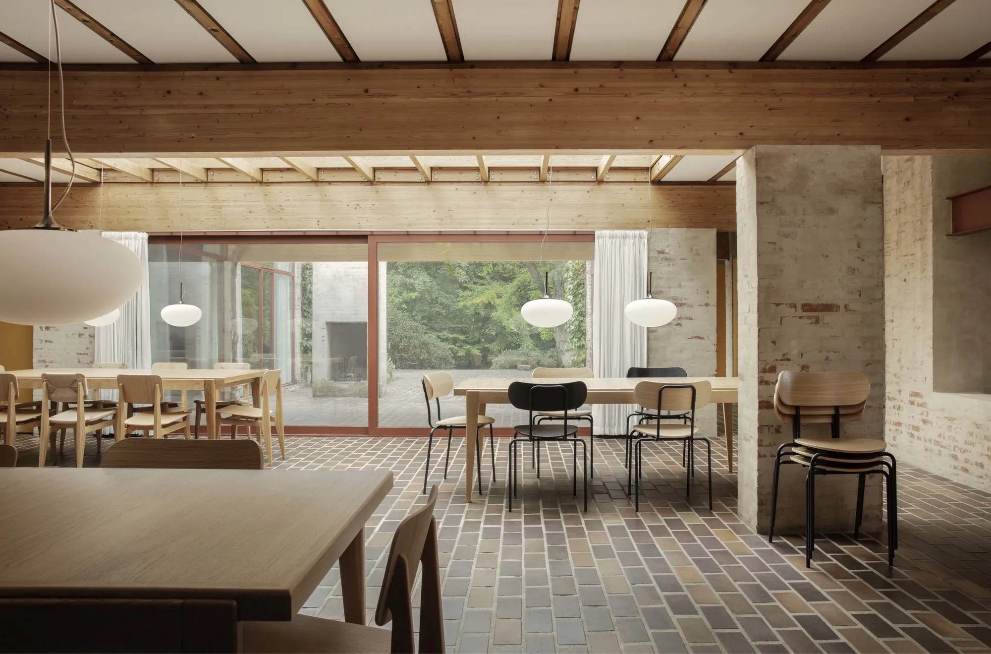 B-table pivoting round / square - Gubi.dk w Mesmetric