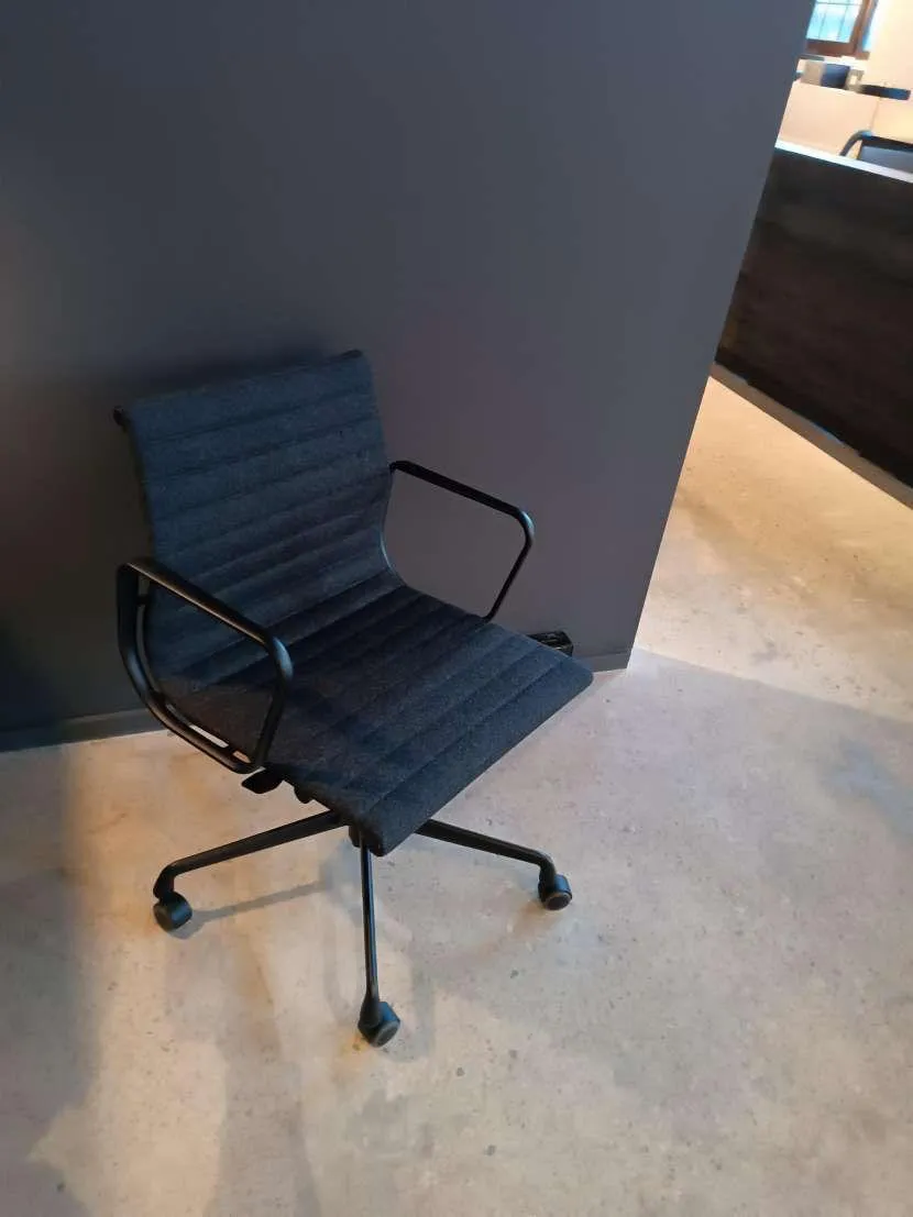 Aluminium group EA 108 – Vitra at Mesmetric