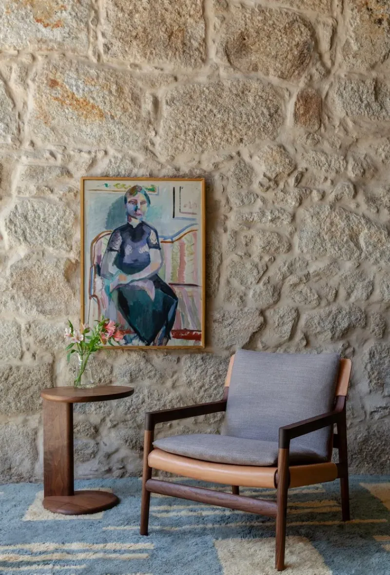 124S Sela Lounge Chair Narrow Arms - De La Espada w Mesmetric