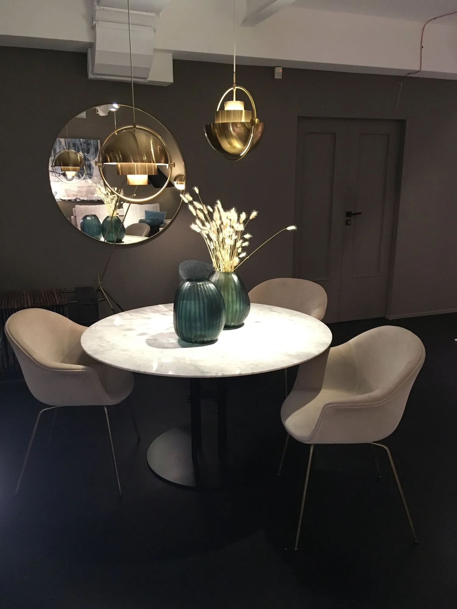 TS Column Dining Table - Gubi.dk w Mesmetric