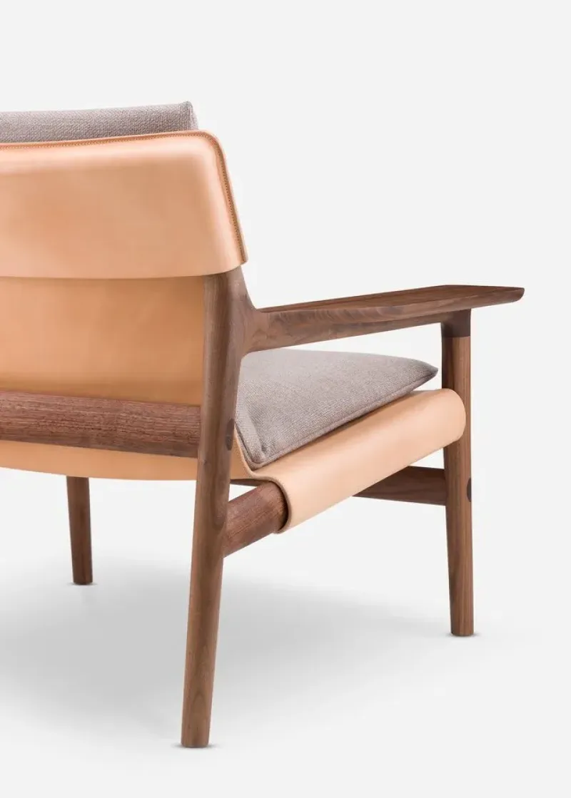 124SZ Sela Lounge Chair Wide Arms - De La Espada w Mesmetric