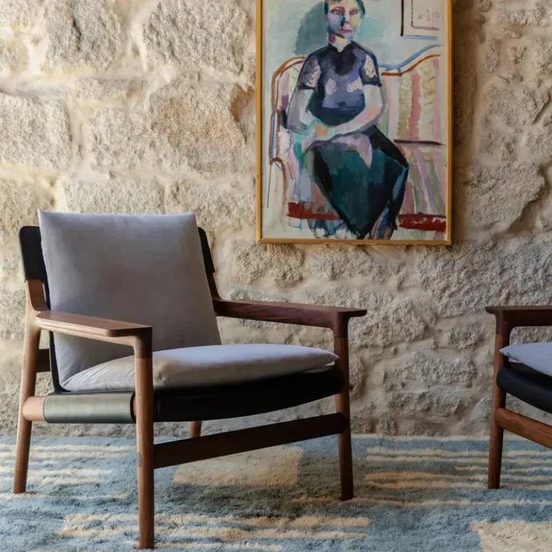 124SZ Sela Lounge Chair Wide Arms - De La Espada w Mesmetric