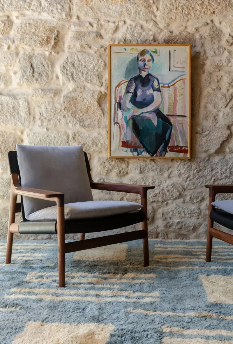 124SZ Sela Lounge Chair Wide Arms - De La Espada w Mesmetric