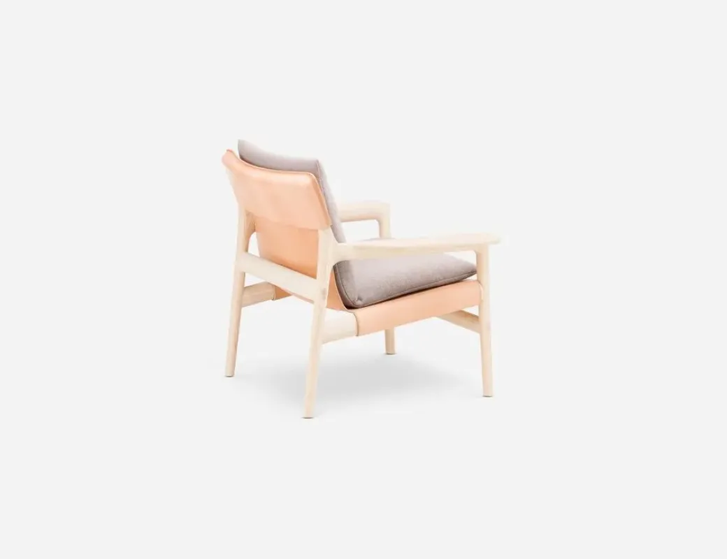 124SZ Sela Lounge Chair Wide Arms - De La Espada w Mesmetric