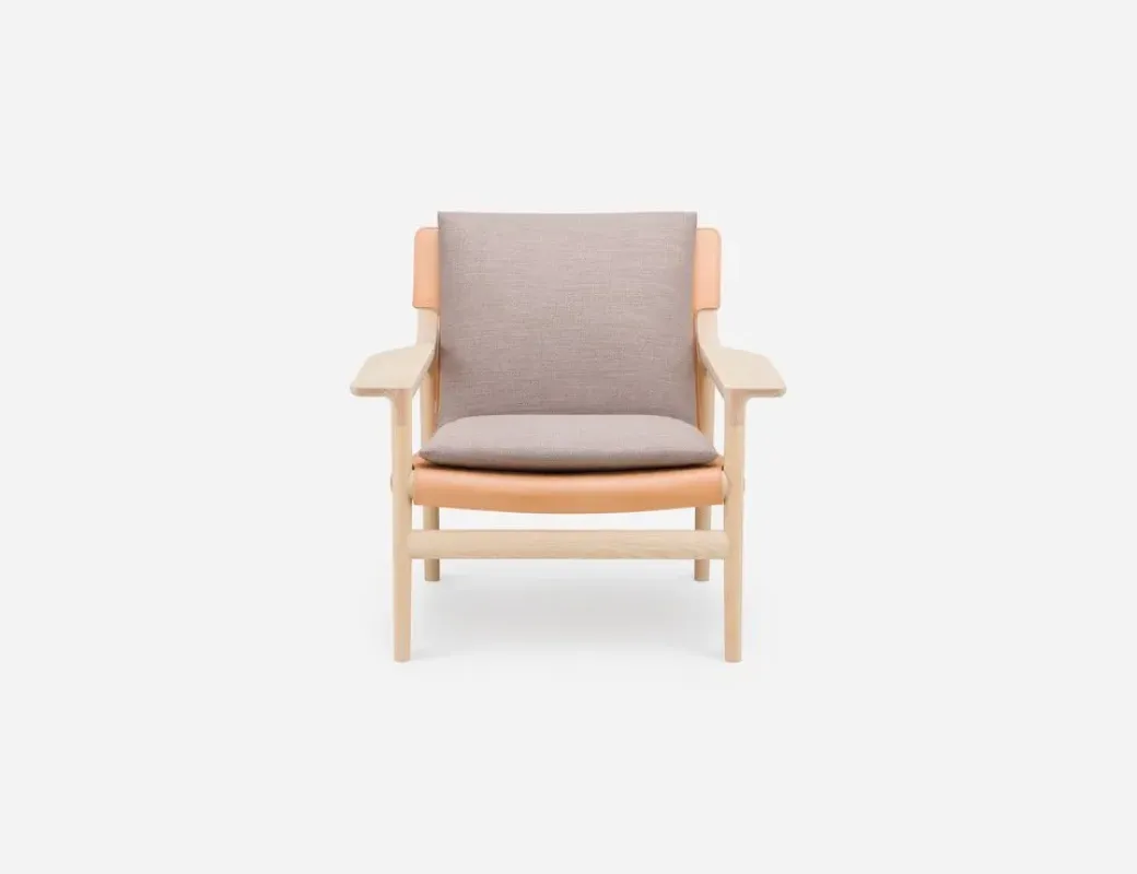 124SZ Sela Lounge Chair Wide Arms - De La Espada w Mesmetric