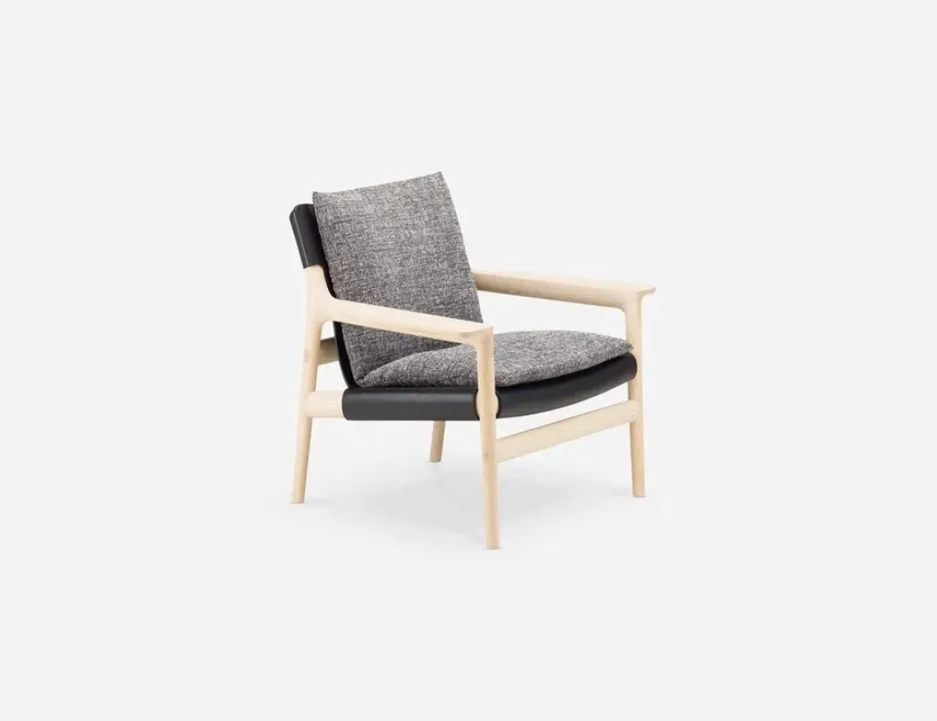 124SZ Sela Lounge Chair Wide Arms - De La Espada w Mesmetric