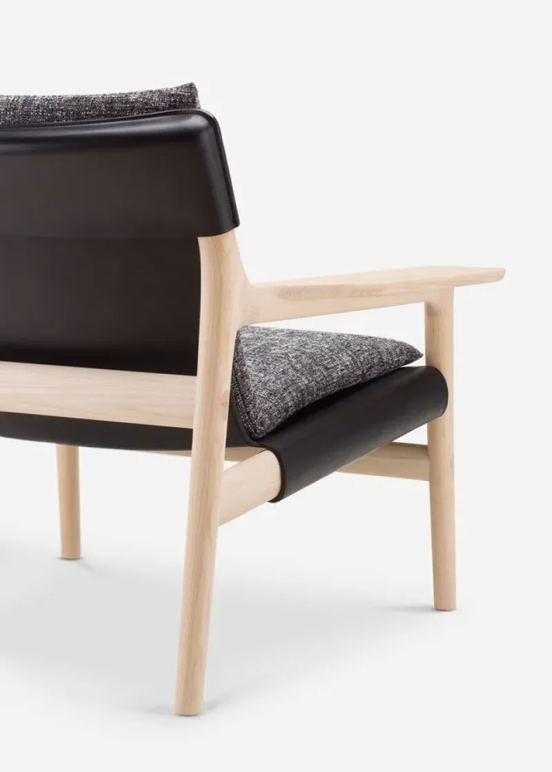 124SZ Sela Lounge Chair Wide Arms - De La Espada w Mesmetric
