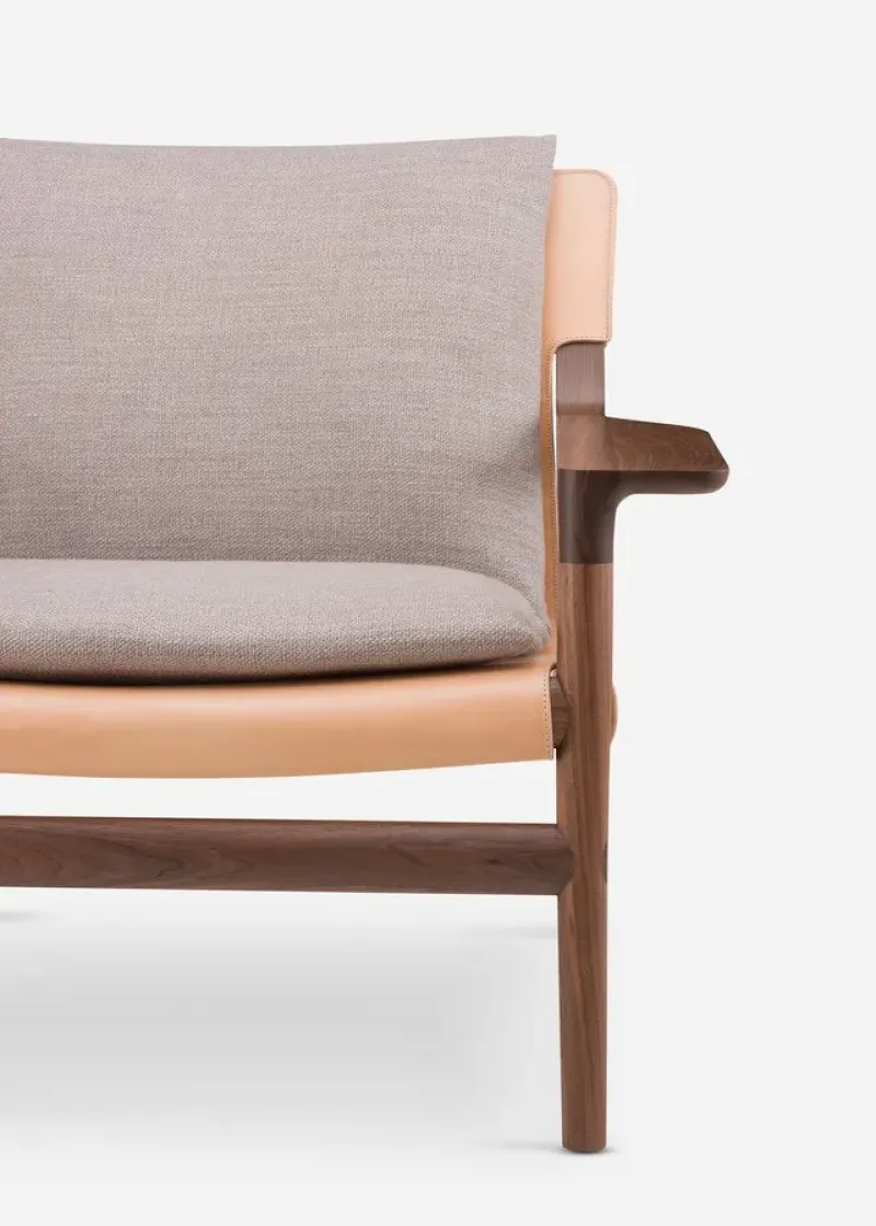 124SZ Sela Lounge Chair Wide Arms - De La Espada w Mesmetric