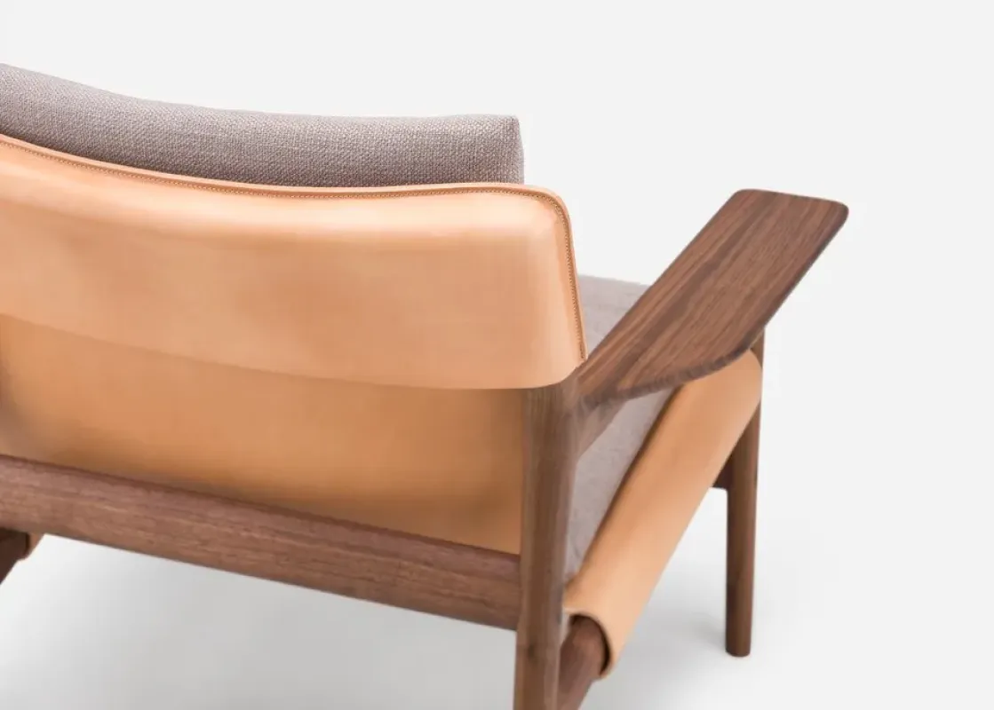124SZ Sela Lounge Chair Wide Arms - De La Espada w Mesmetric