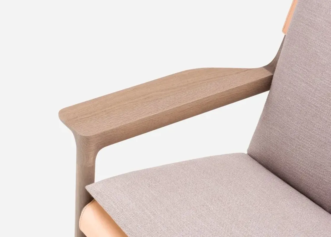 124SZ Sela Lounge Chair Wide Arms - De La Espada w Mesmetric