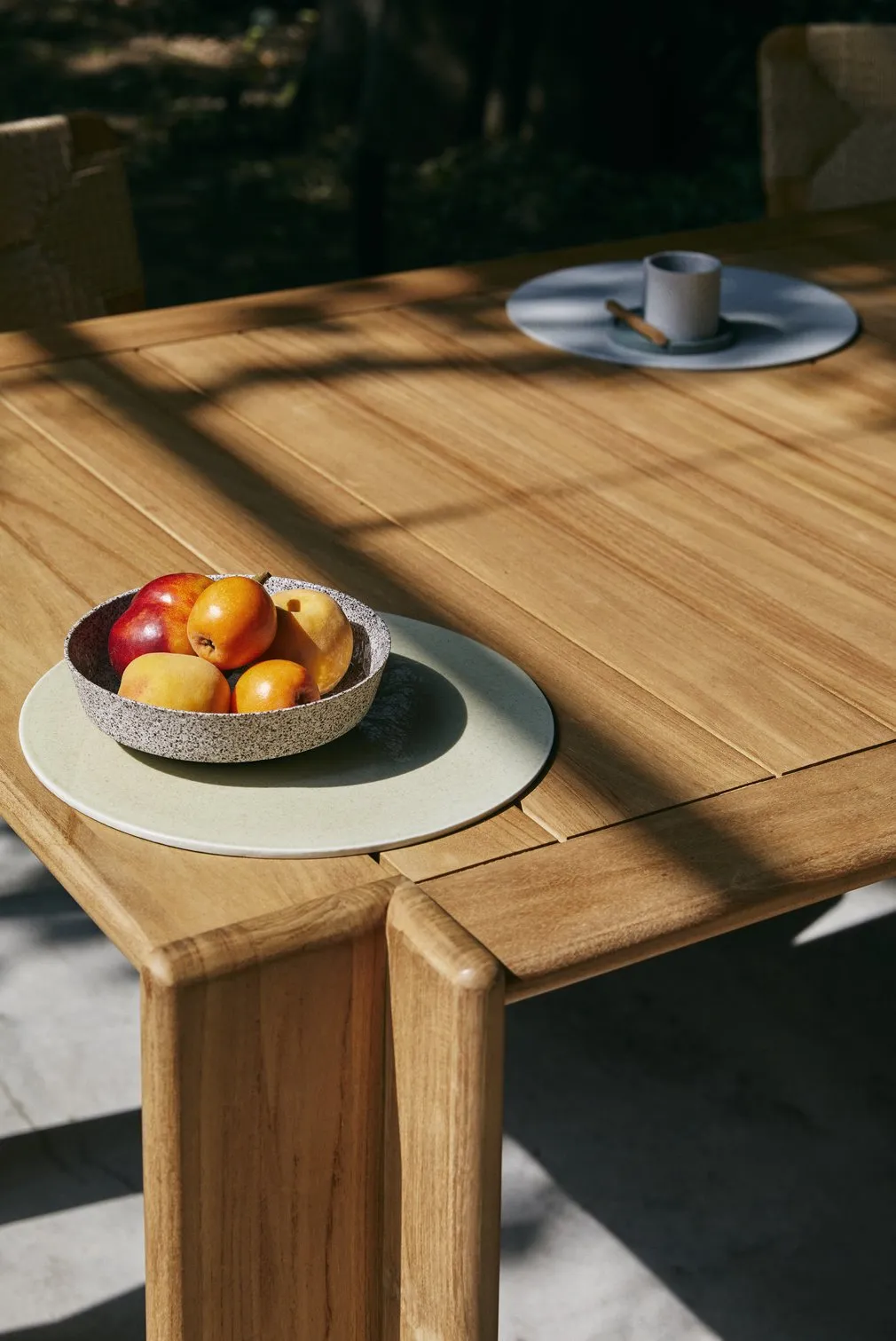 Atmosfera table outdoor - Gubi.dk w Mesmetric