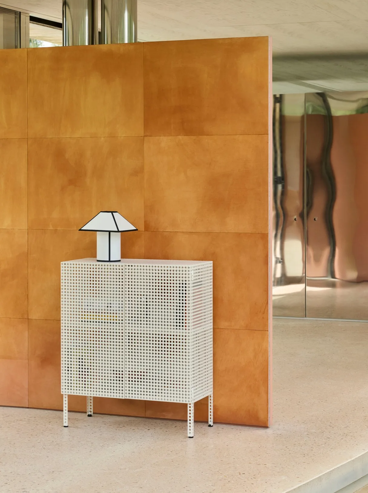 Ava Pyramid Table