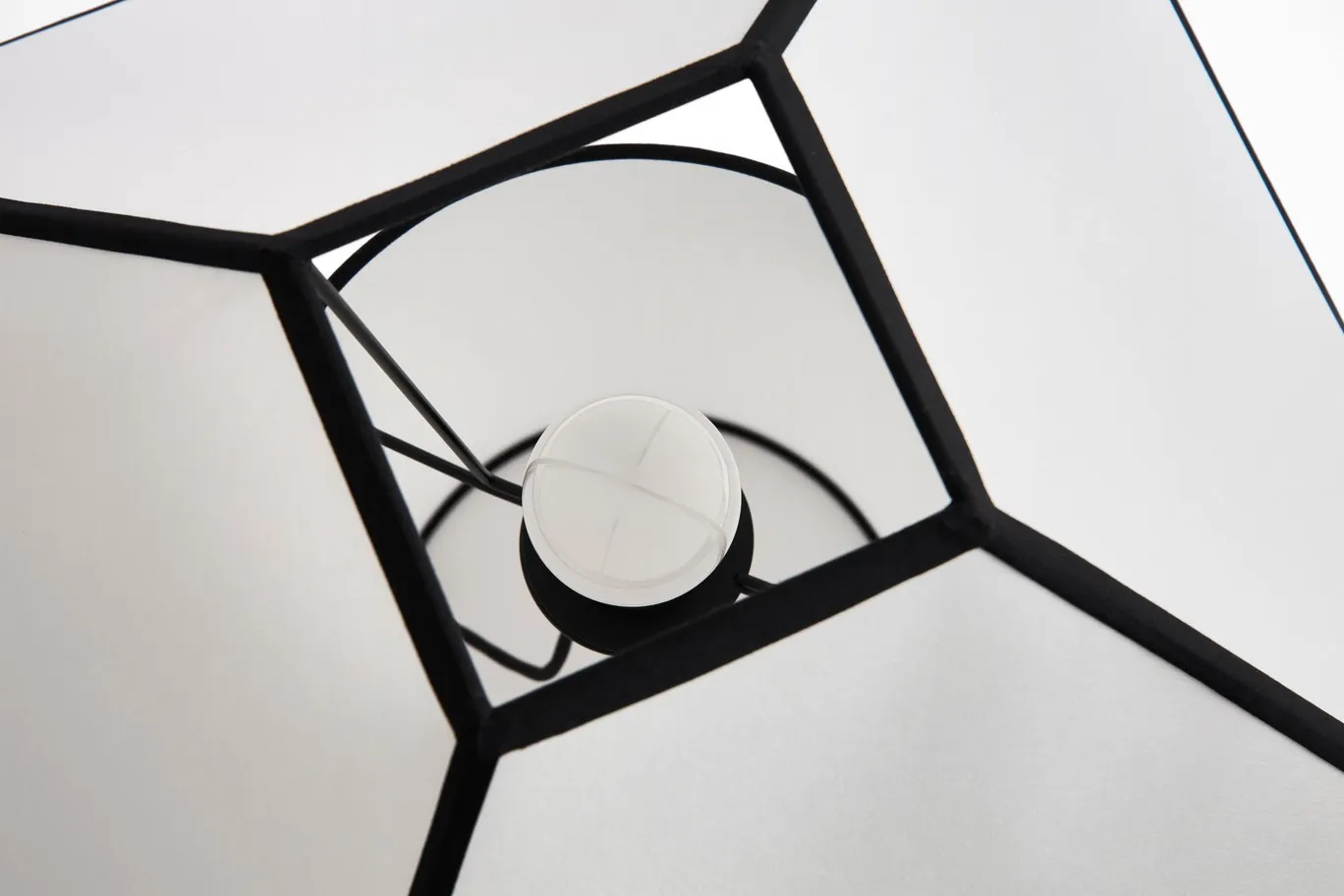 Ava Pyramid Table