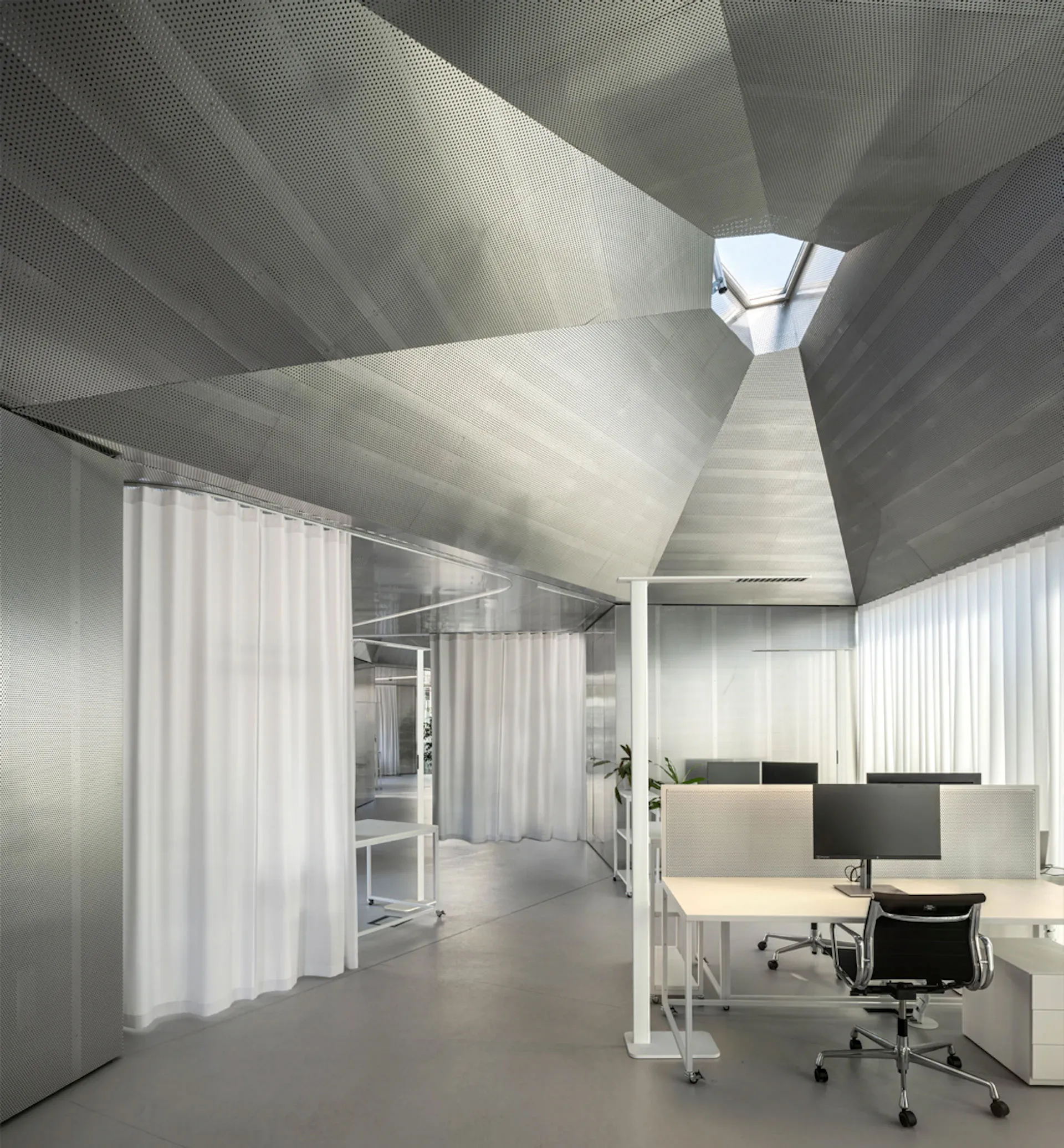 Workmates Floor Single – Flos at Mesmetric
