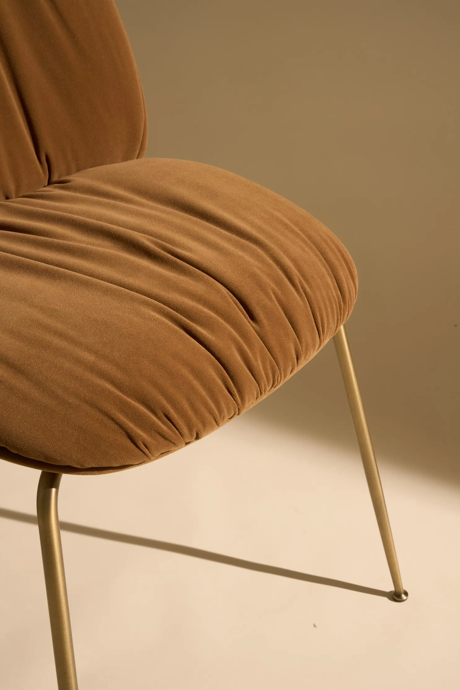 Beetle Soft Dining Fully Upholstered – Gubi.dk at Mesmetric