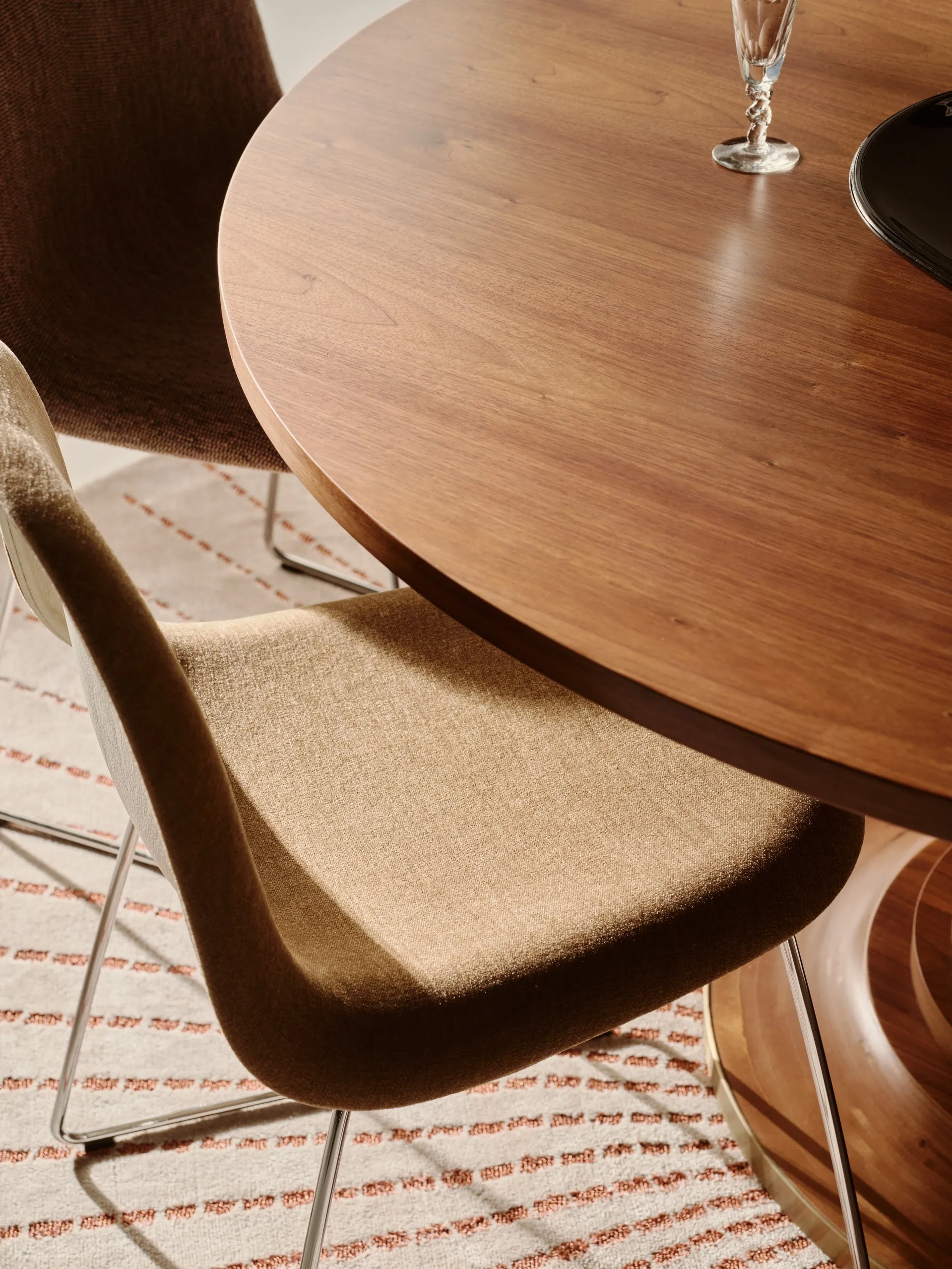 Gubi 3D Dining Sledge-Base Front Upholstered – Gubi.dk at Mesmetric
