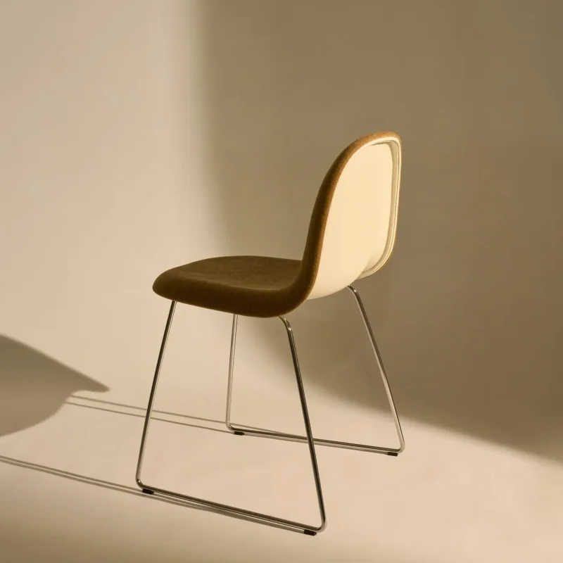 Gubi 3D Dining Sledge-Base Front Upholstered – Gubi.dk at Mesmetric