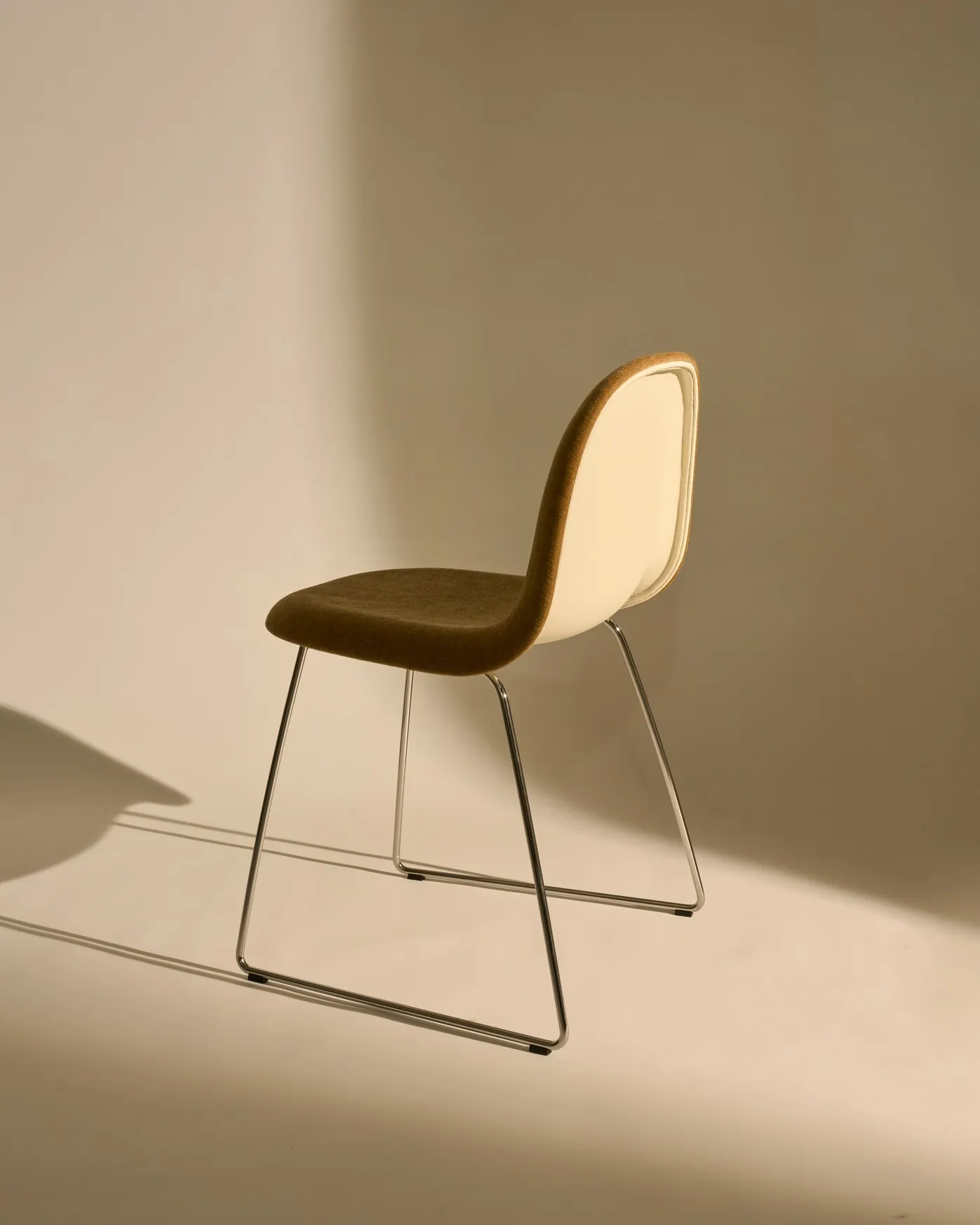 Gubi 3D Dining Sledge-Base Front Upholstered – Gubi.dk at Mesmetric