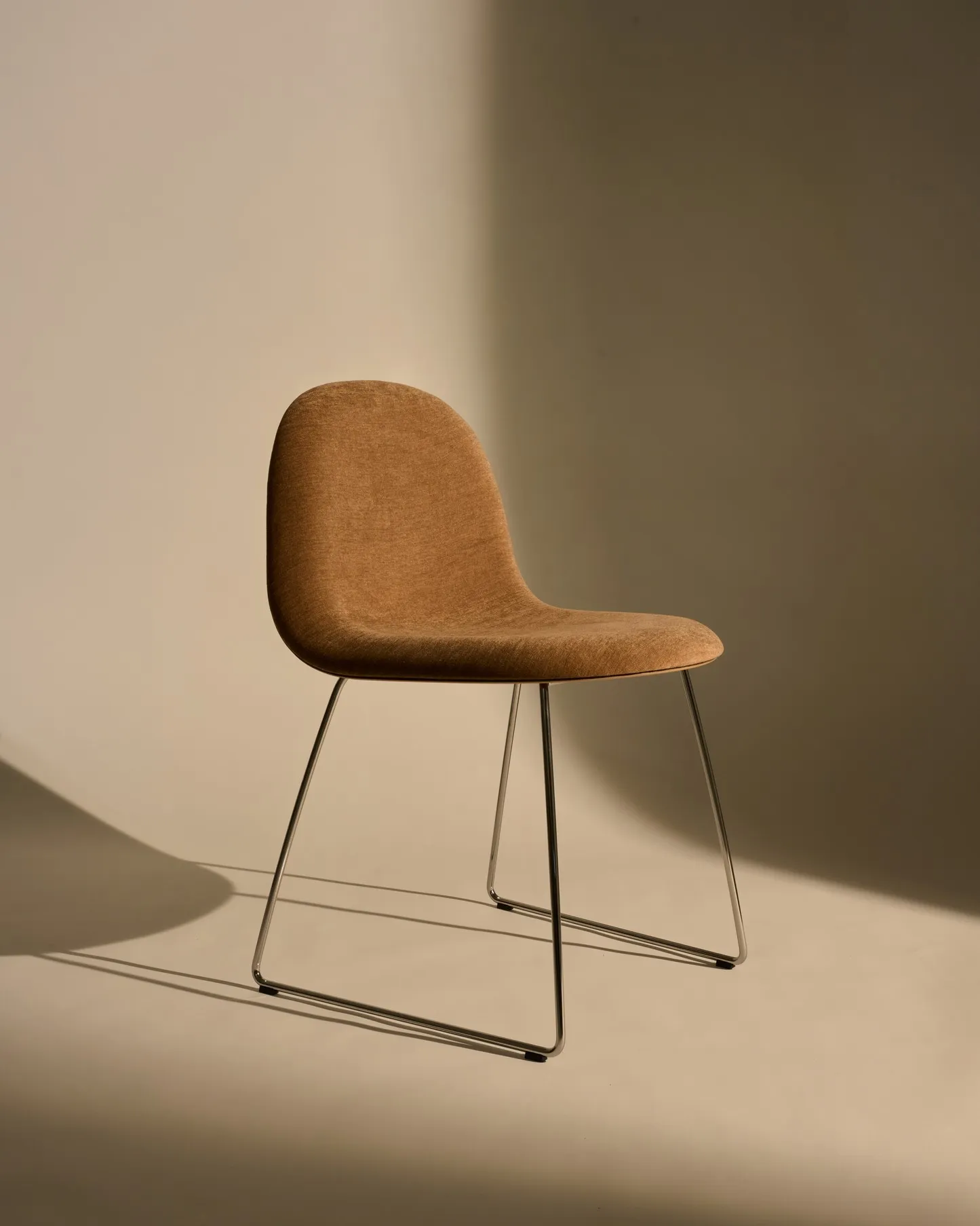 Gubi 3D Dining Sledge-Base Front Upholstered – Gubi.dk at Mesmetric
