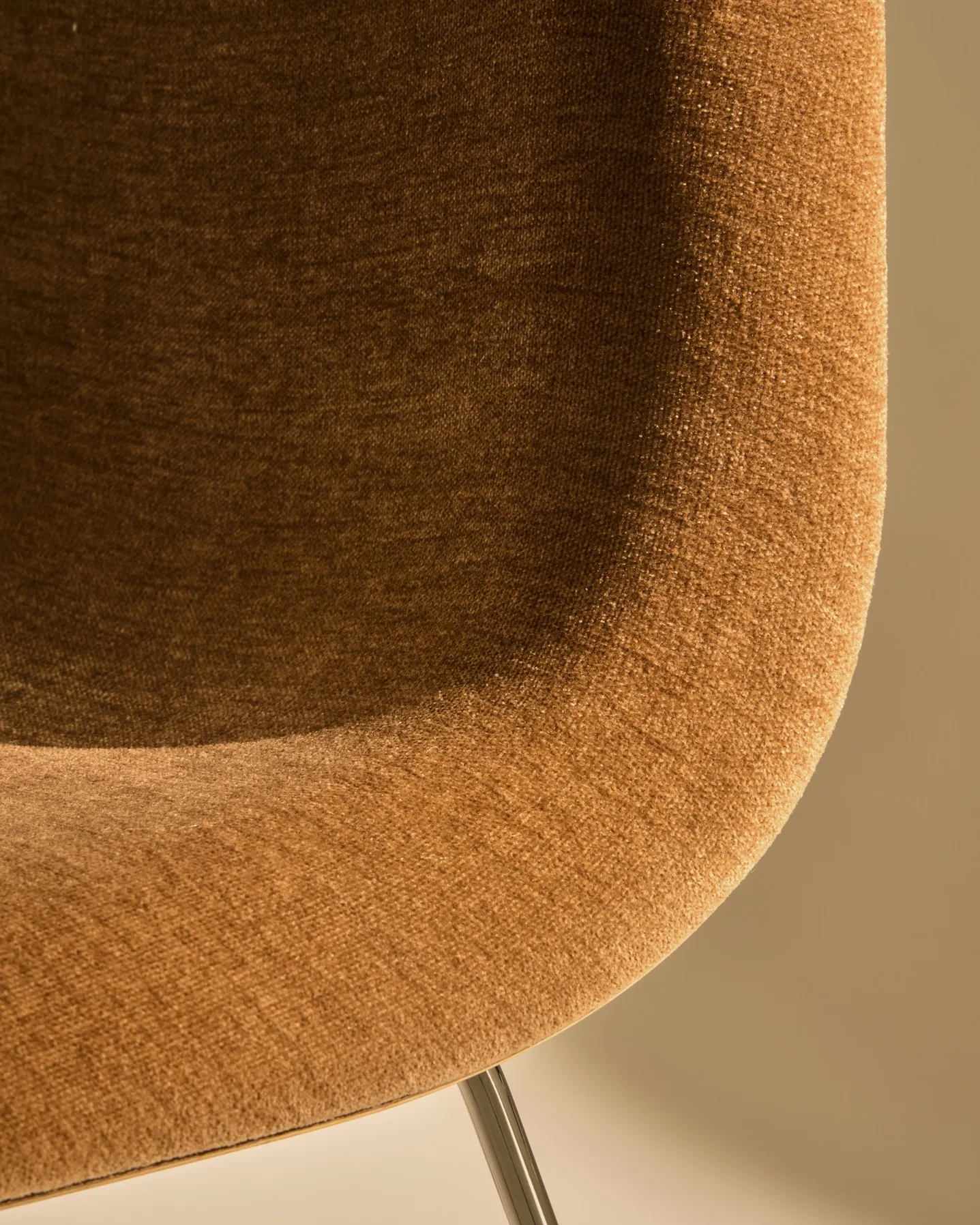 Gubi 3D Dining Sledge-Base Front Upholstered – Gubi.dk at Mesmetric