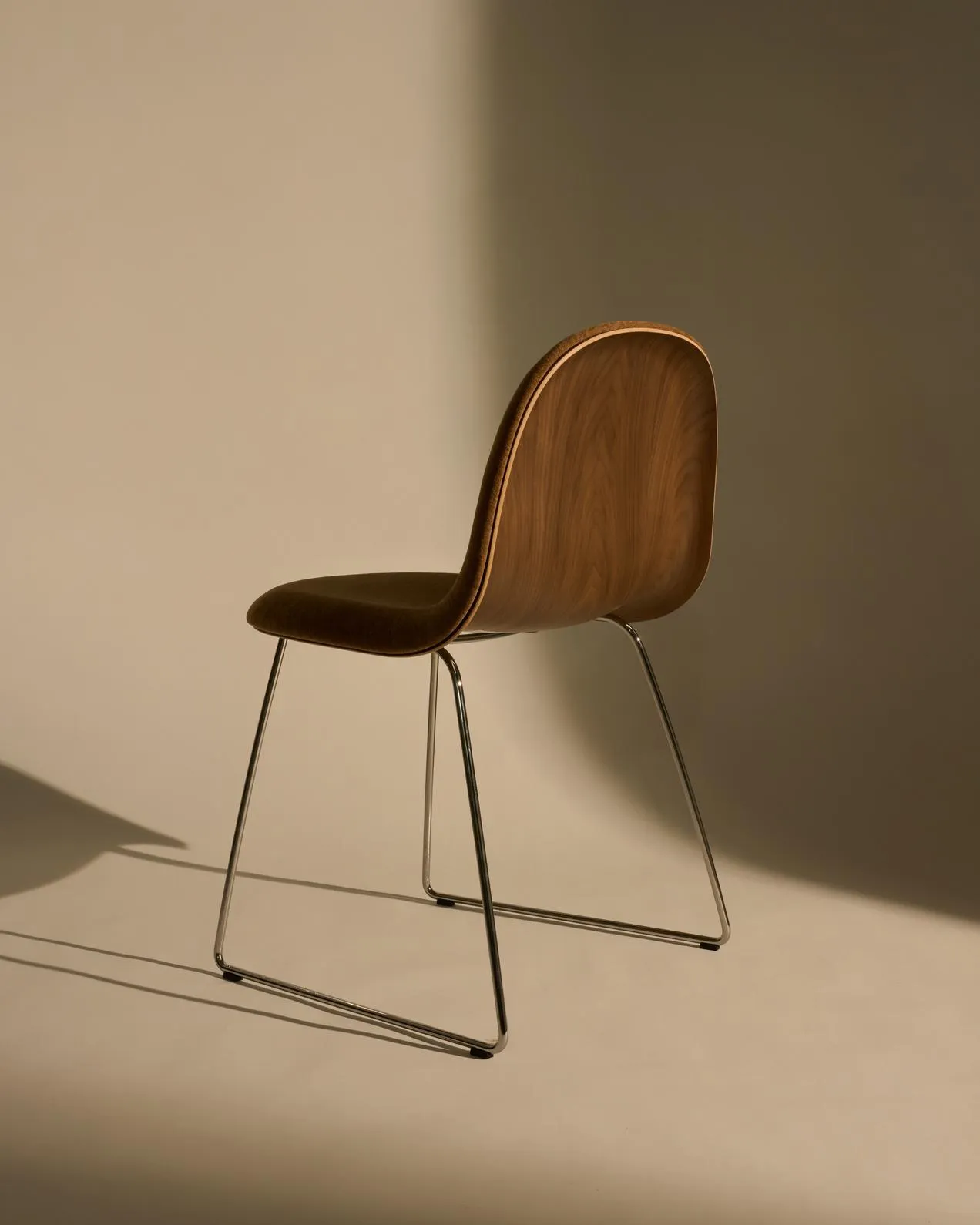 Gubi 3D Dining Sledge-Base Front Upholstered – Gubi.dk at Mesmetric