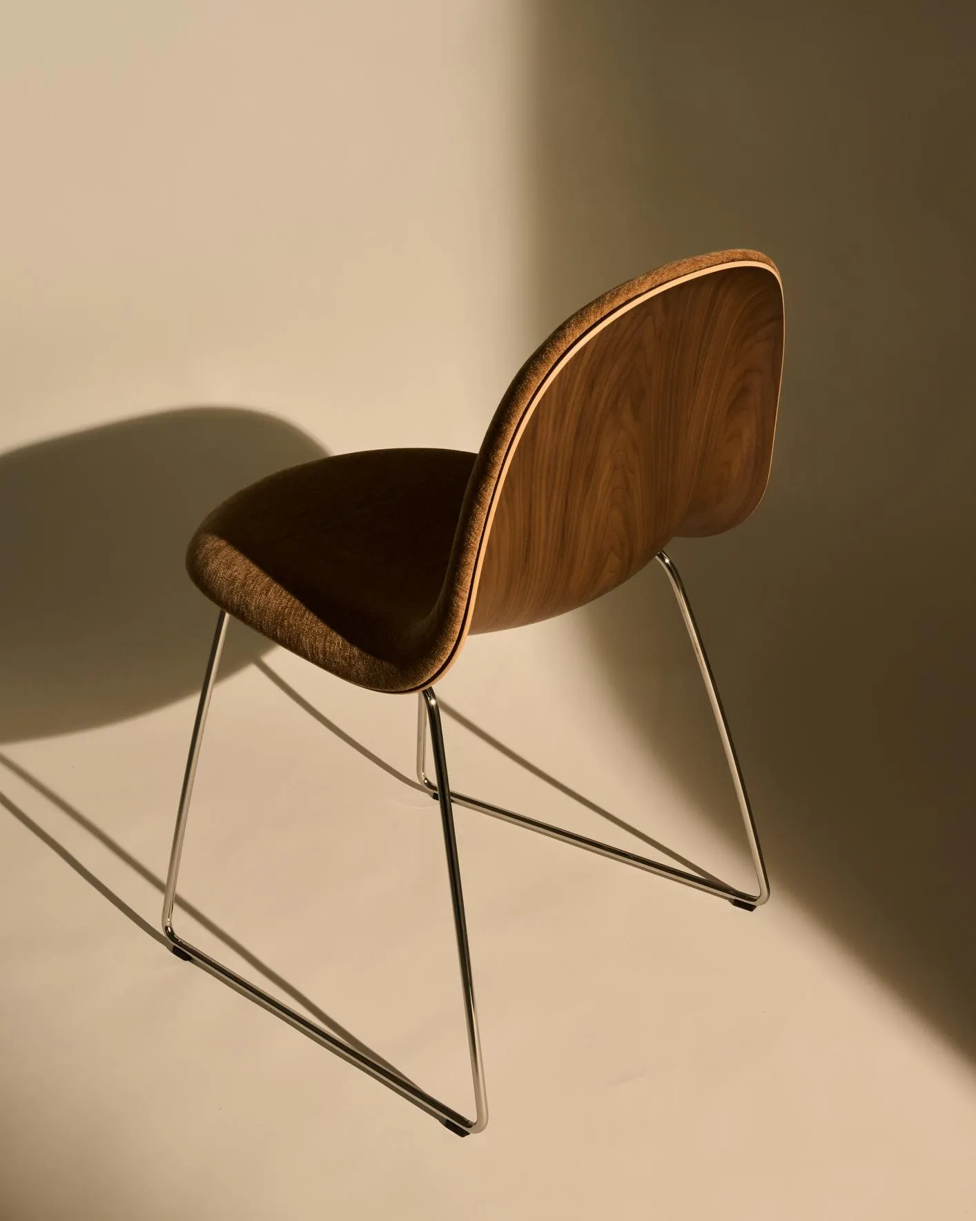 Gubi 3D Dining Sledge-Base Front Upholstered – Gubi.dk at Mesmetric
