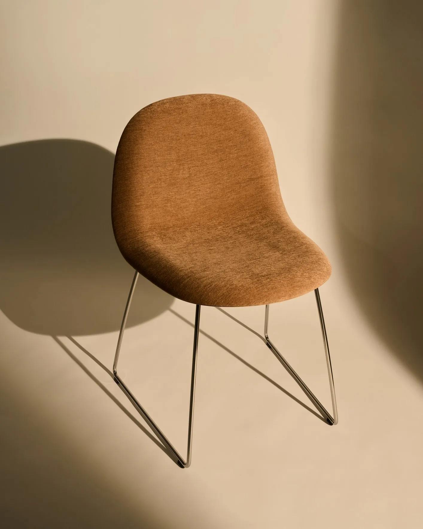 Gubi 3D Dining Sledge-Base Front Upholstered – Gubi.dk at Mesmetric