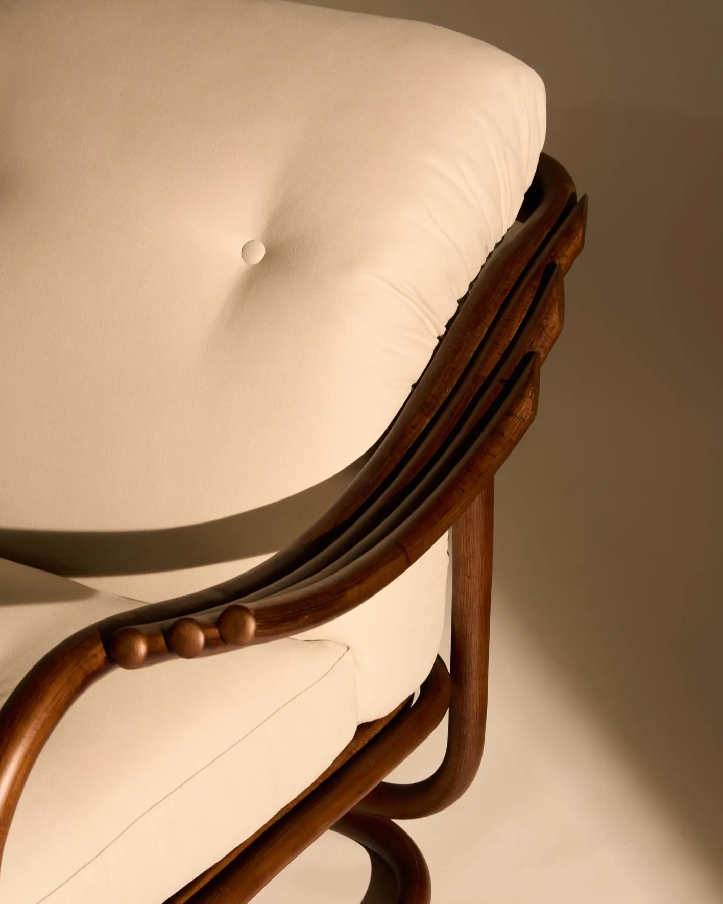 Poltrona Tria Lounge Chair – Gubi.dk at Mesmetric