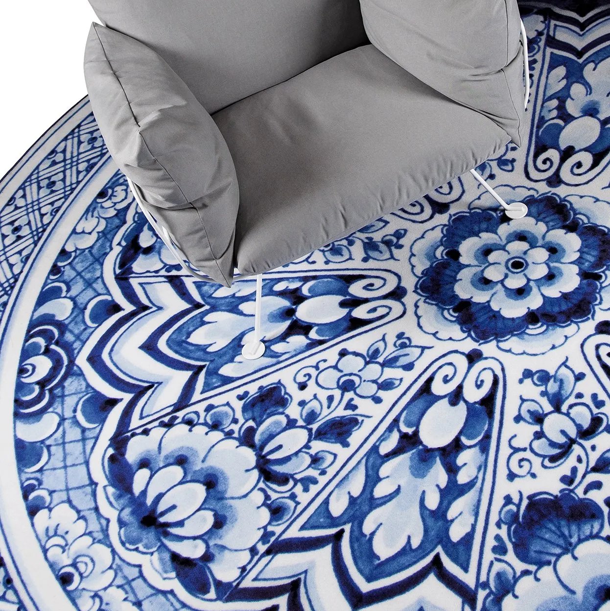 Delft Blue Plate – Moooi Carpets at Mesmetric