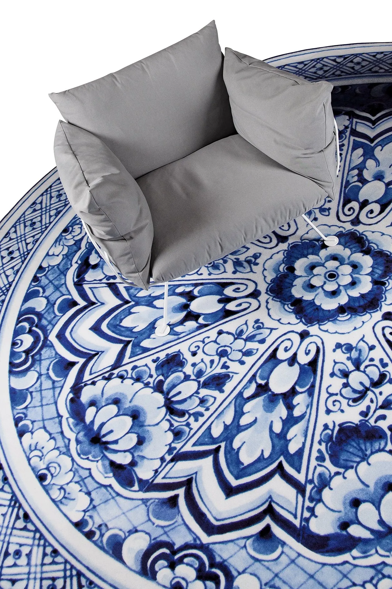 Delft Blue Plate – Moooi Carpets at Mesmetric