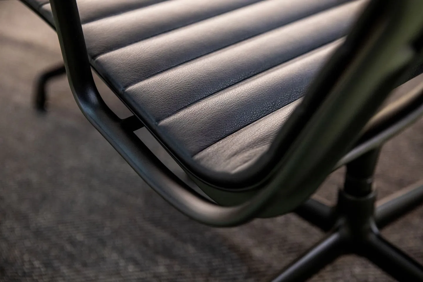 Aluminium Group EA 104 - Vitra w Mesmetric