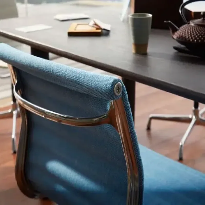 Aluminium Group EA 105 – Vitra at Mesmetric