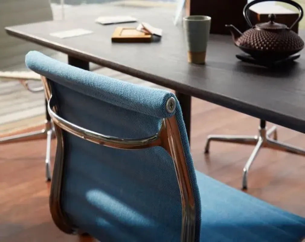 Aluminium Group EA 105 – Vitra at Mesmetric