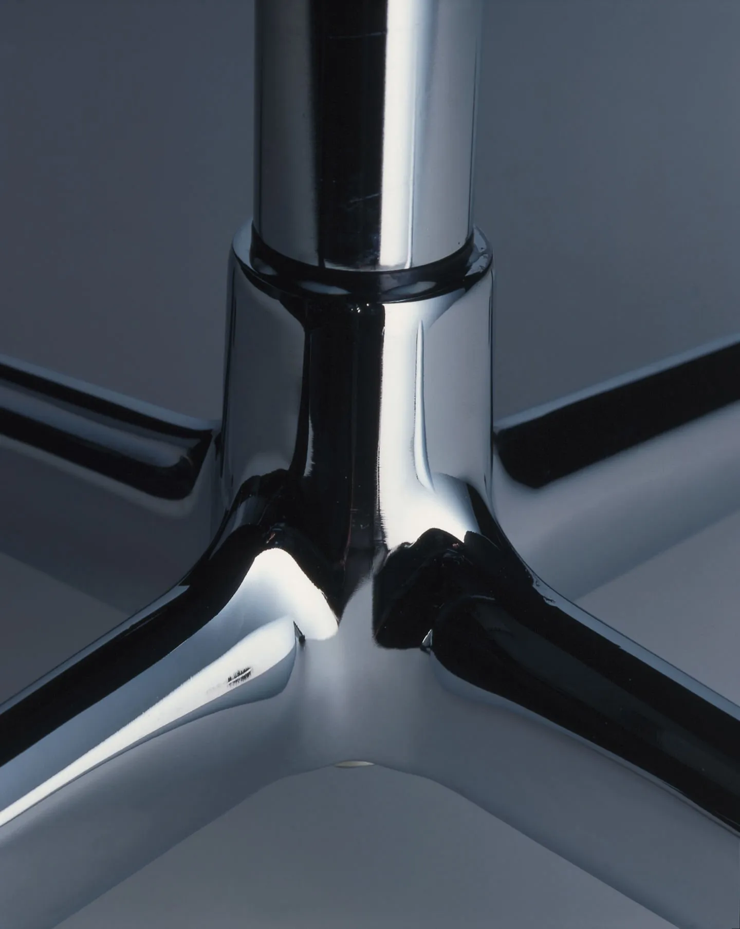 Aluminium Group EA 105 – Vitra at Mesmetric