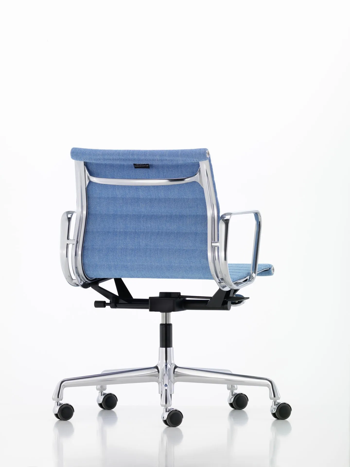 Aluminium Group EA 118 – Vitra at Mesmetric