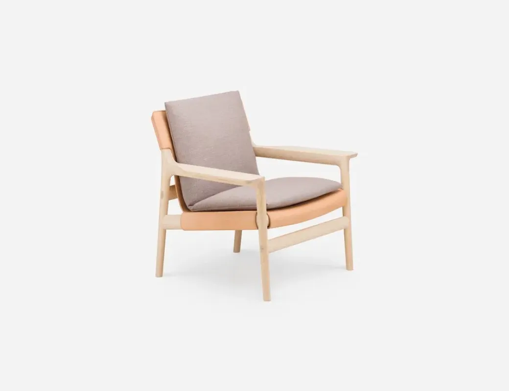 124SZ Sela Lounge Chair Wide Arms - De La Espada w Mesmetric