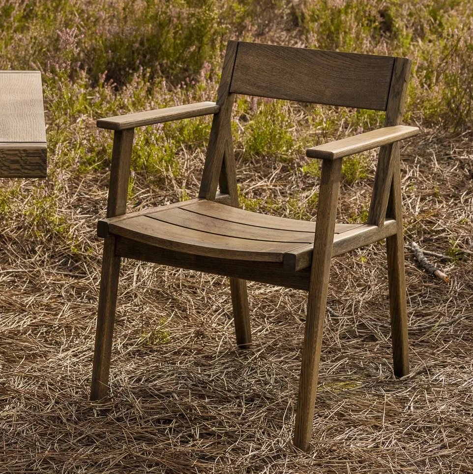 575S 98.6°F Outdoor Dining Armchair - De La Espada w Mesmetric