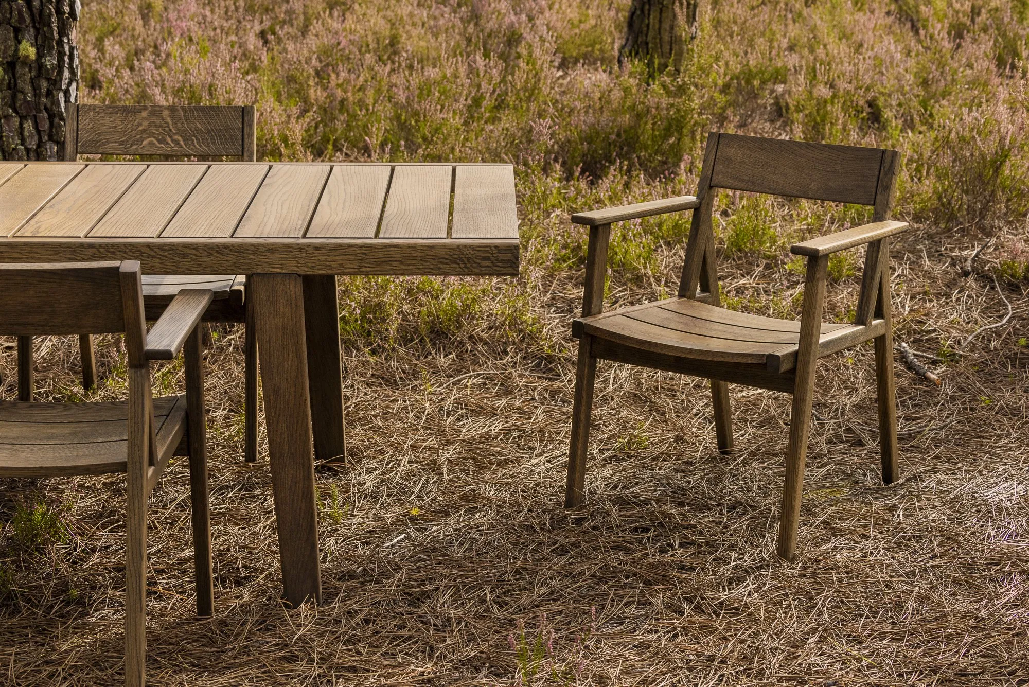 575S 98.6°F Outdoor Dining Armchair - De La Espada w Mesmetric