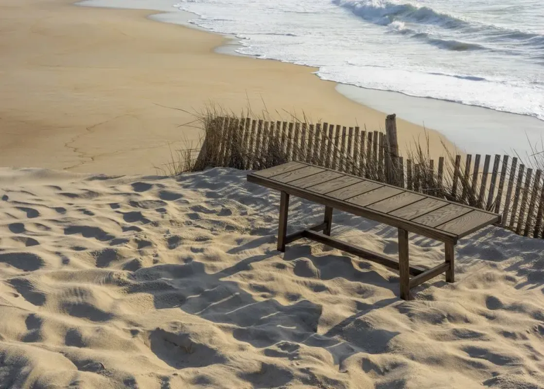 577 98.6°F Outdoor Bench - De La Espada w Mesmetric