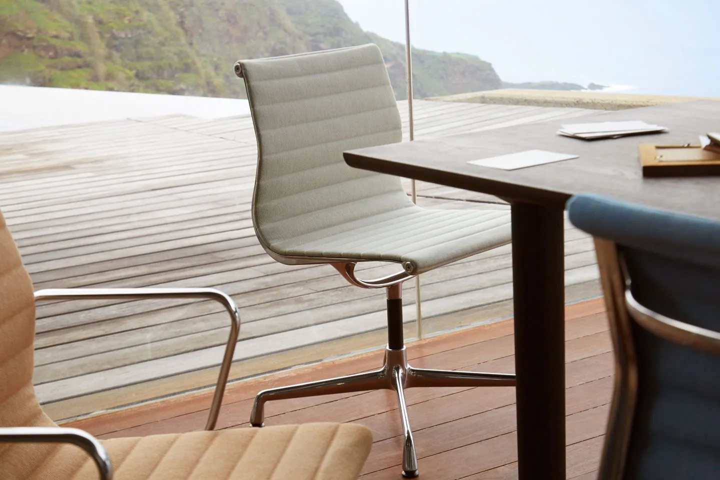 Aluminium Group EA 105 – Vitra at Mesmetric