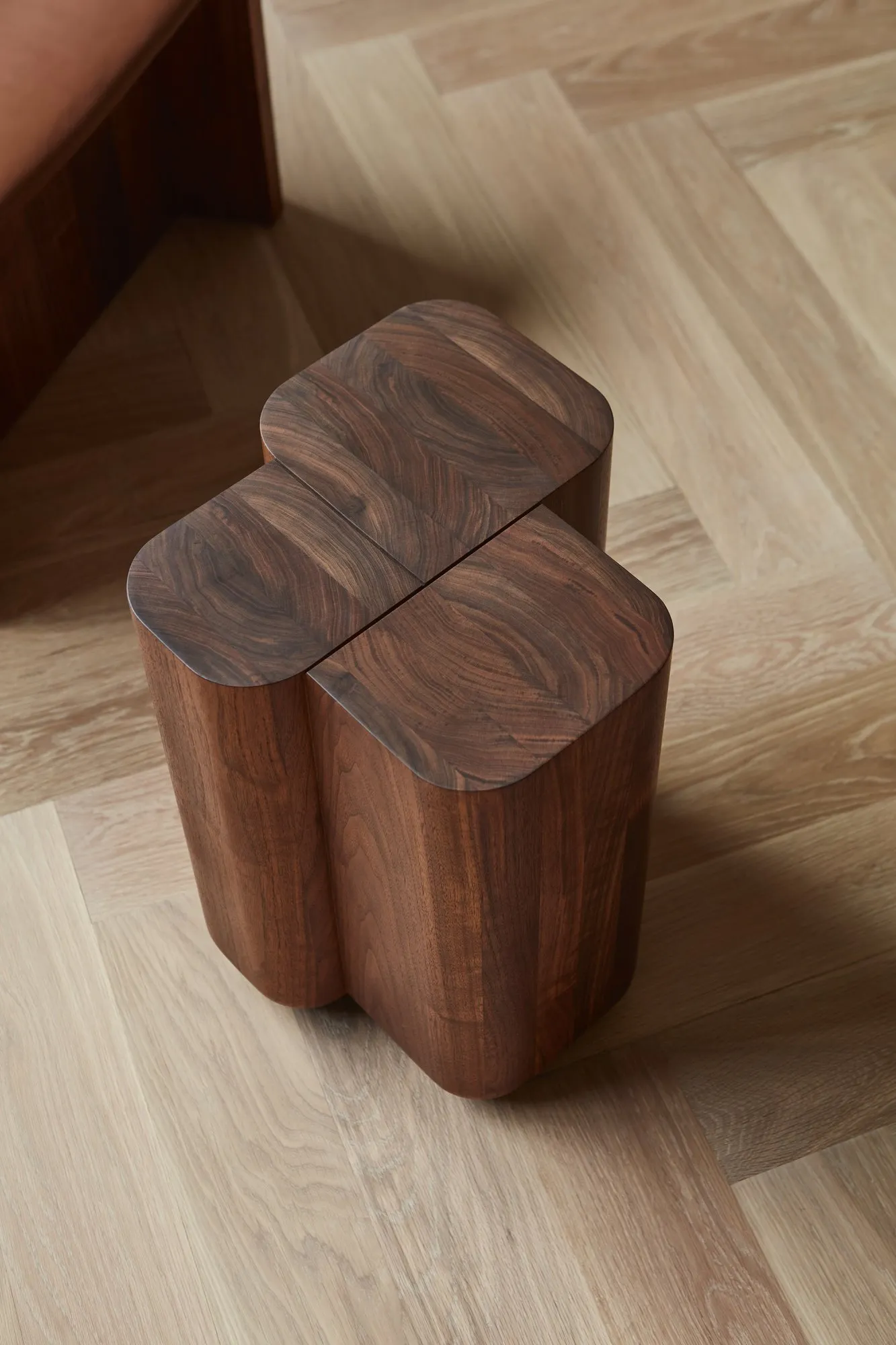 181 Aries Side Table - De La Espada w Mesmetric
