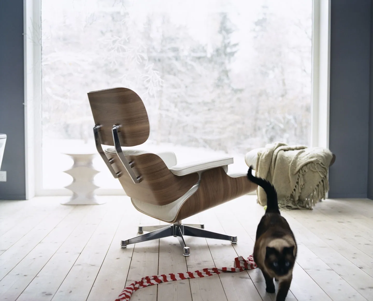 Lounge Chair White – Vitra at Mesmetric