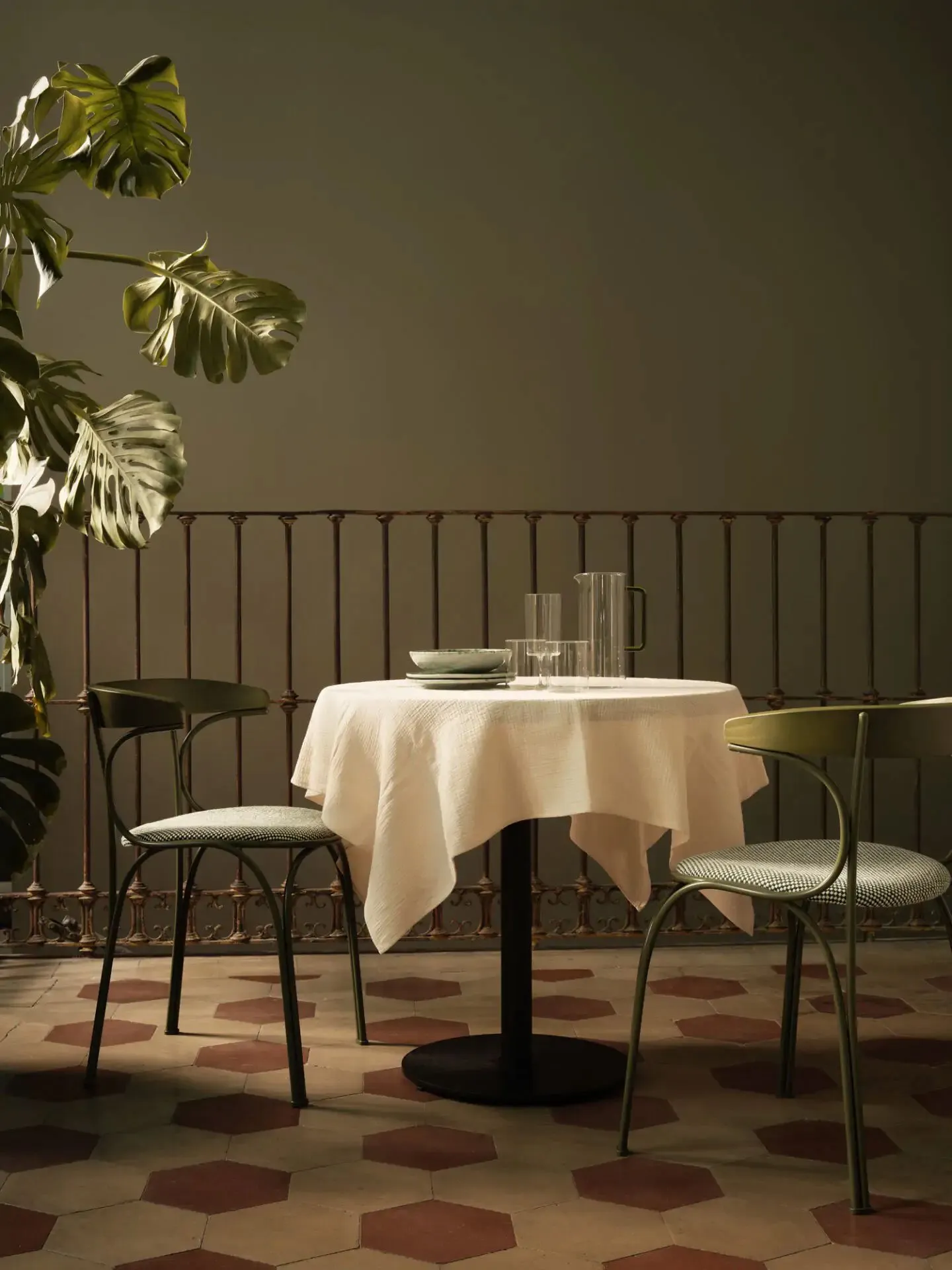 Ample Upholstered - Gebrüder Thonet Vienna w Mesmetric