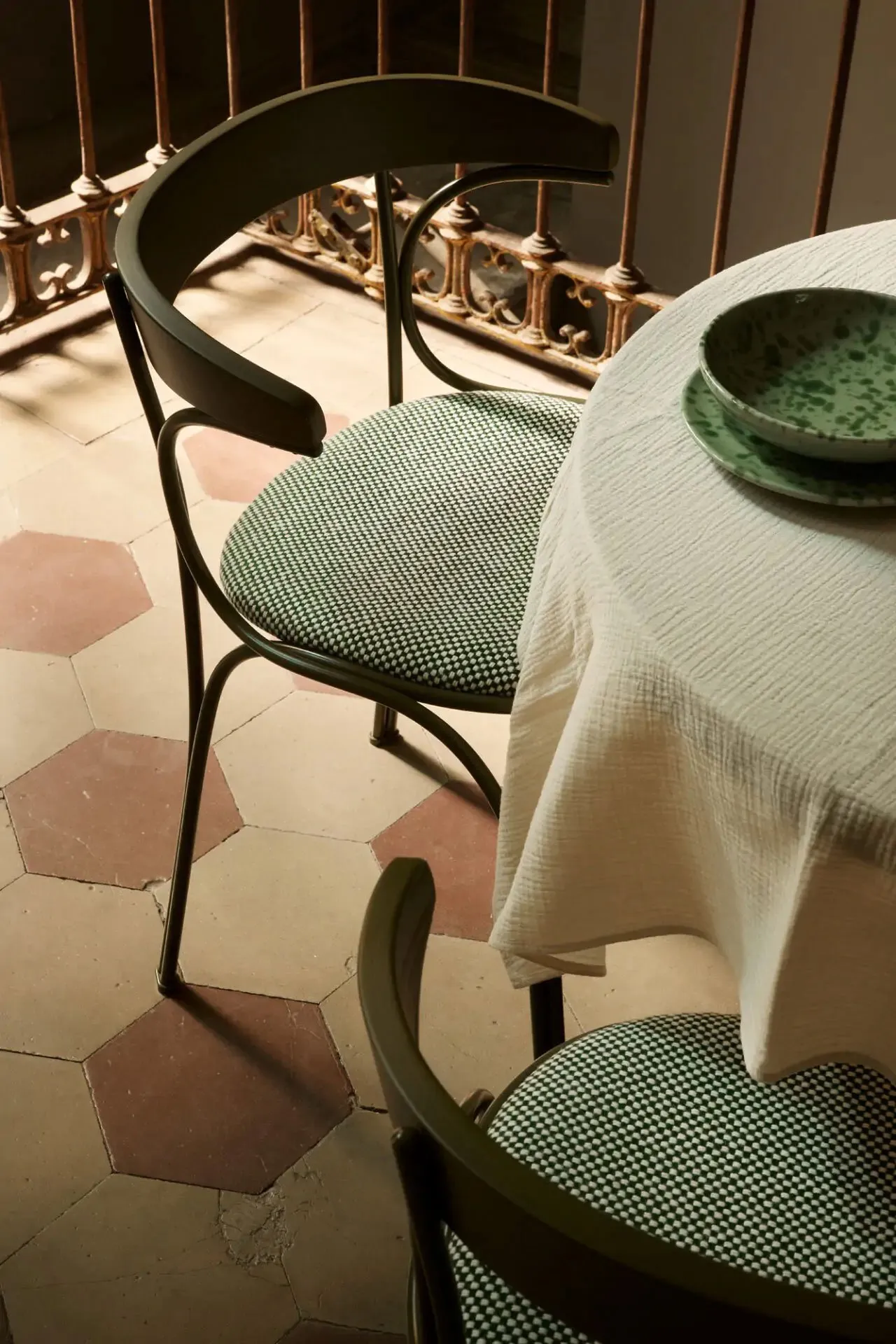 Ample Upholstered - Gebrüder Thonet Vienna w Mesmetric