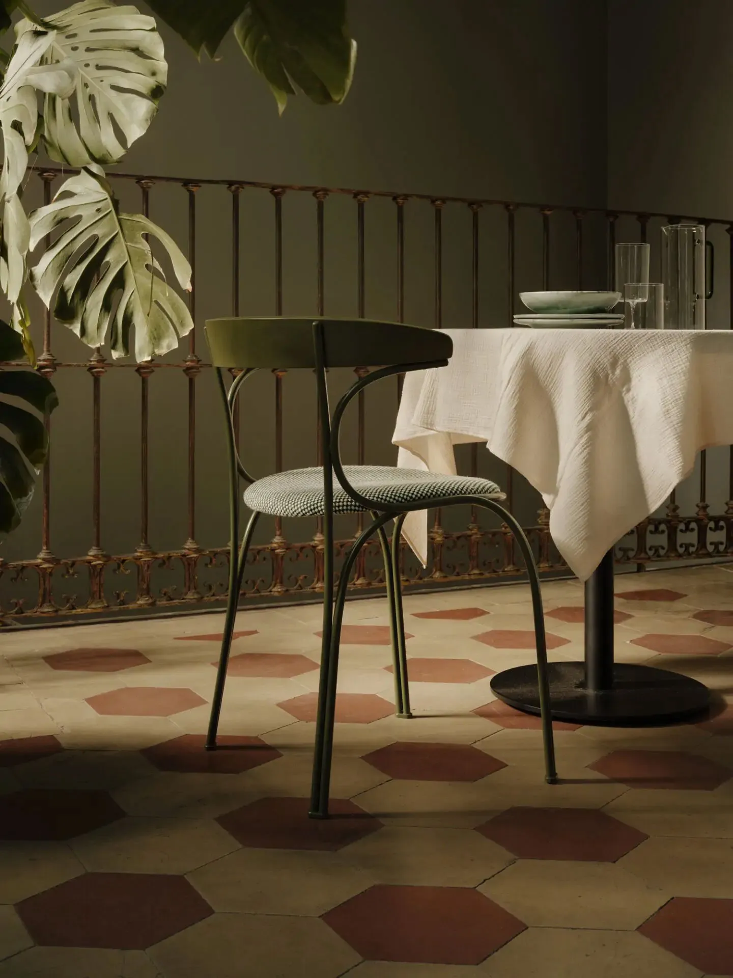 Ample Upholstered - Gebrüder Thonet Vienna w Mesmetric