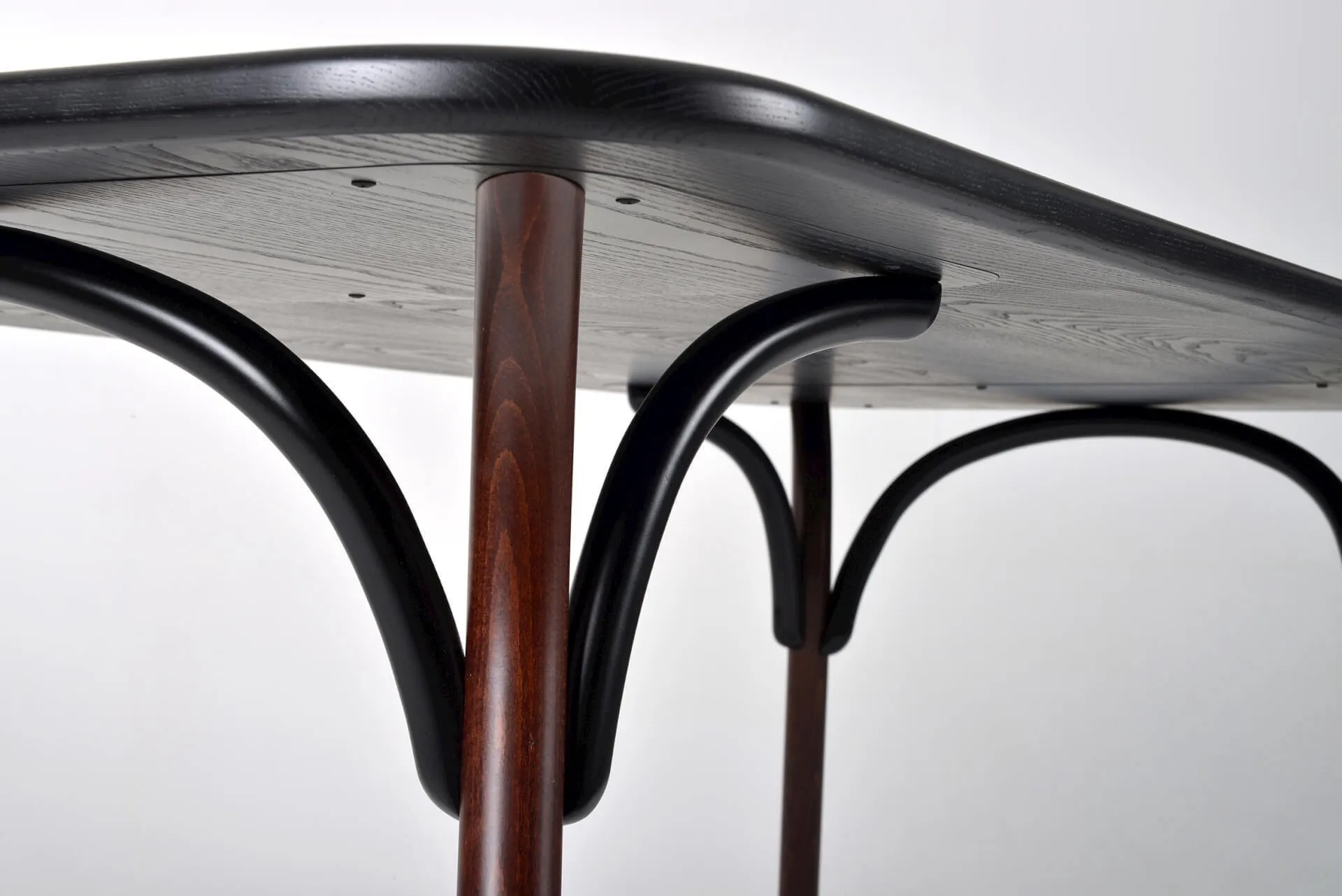 Arch Dining – Gebrüder Thonet Vienna at Mesmetric