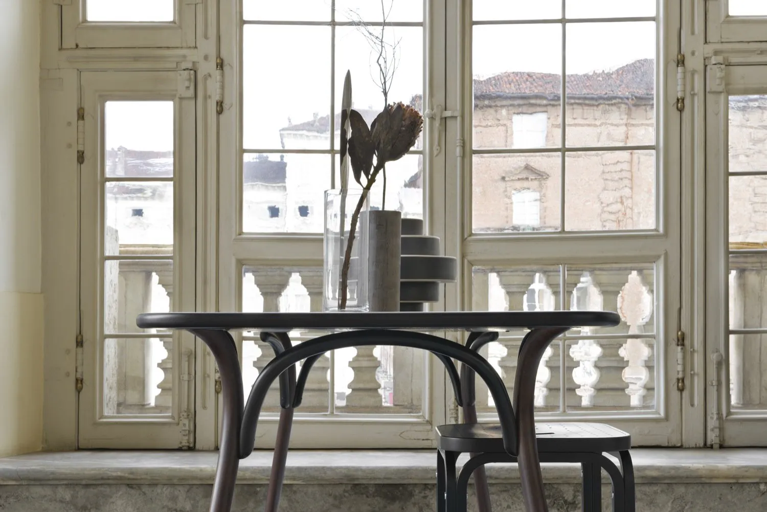 Arch Dining – Gebrüder Thonet Vienna at Mesmetric
