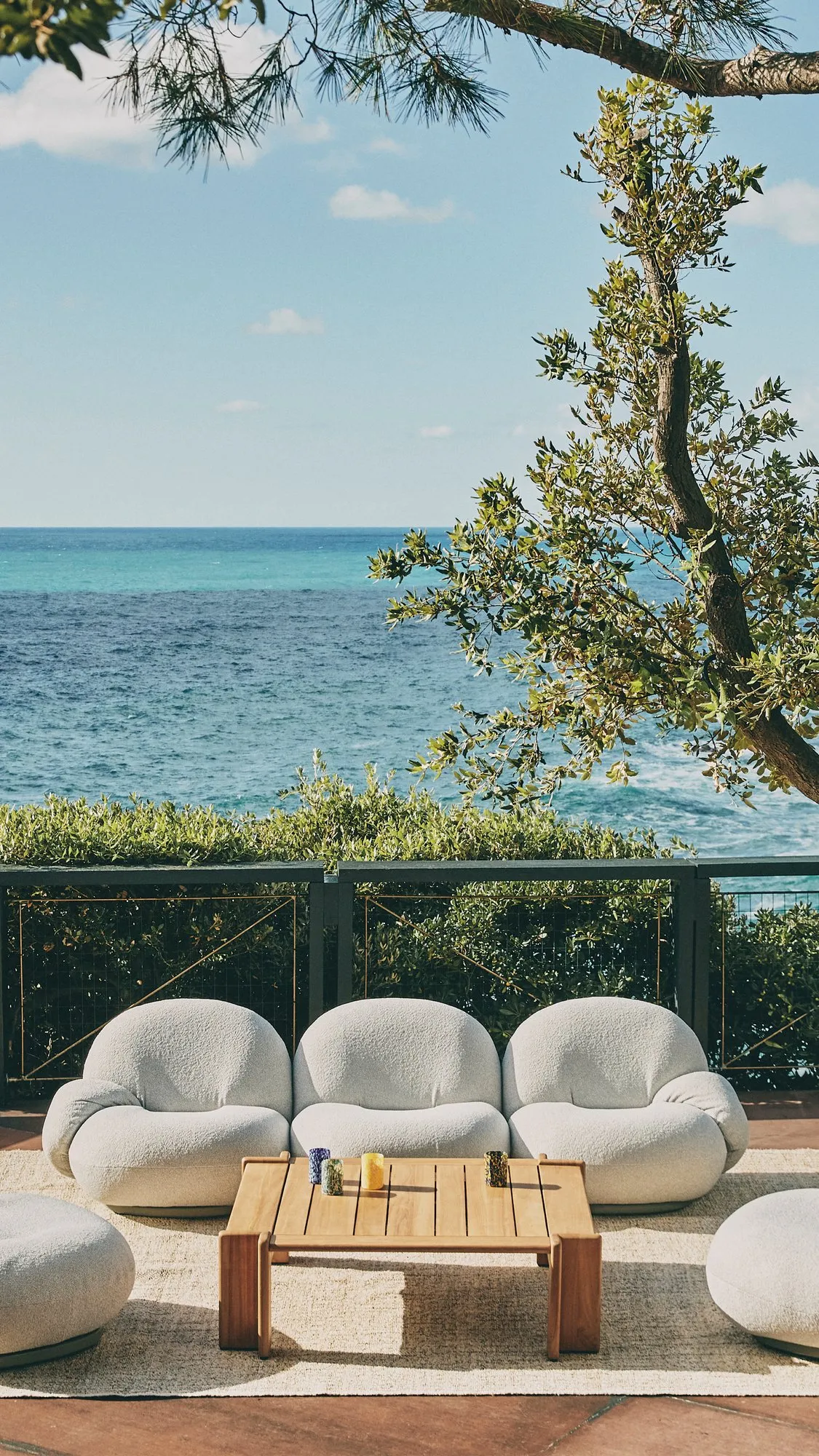 Atmosfera coffee table outdoor - Gubi.dk w Mesmetric