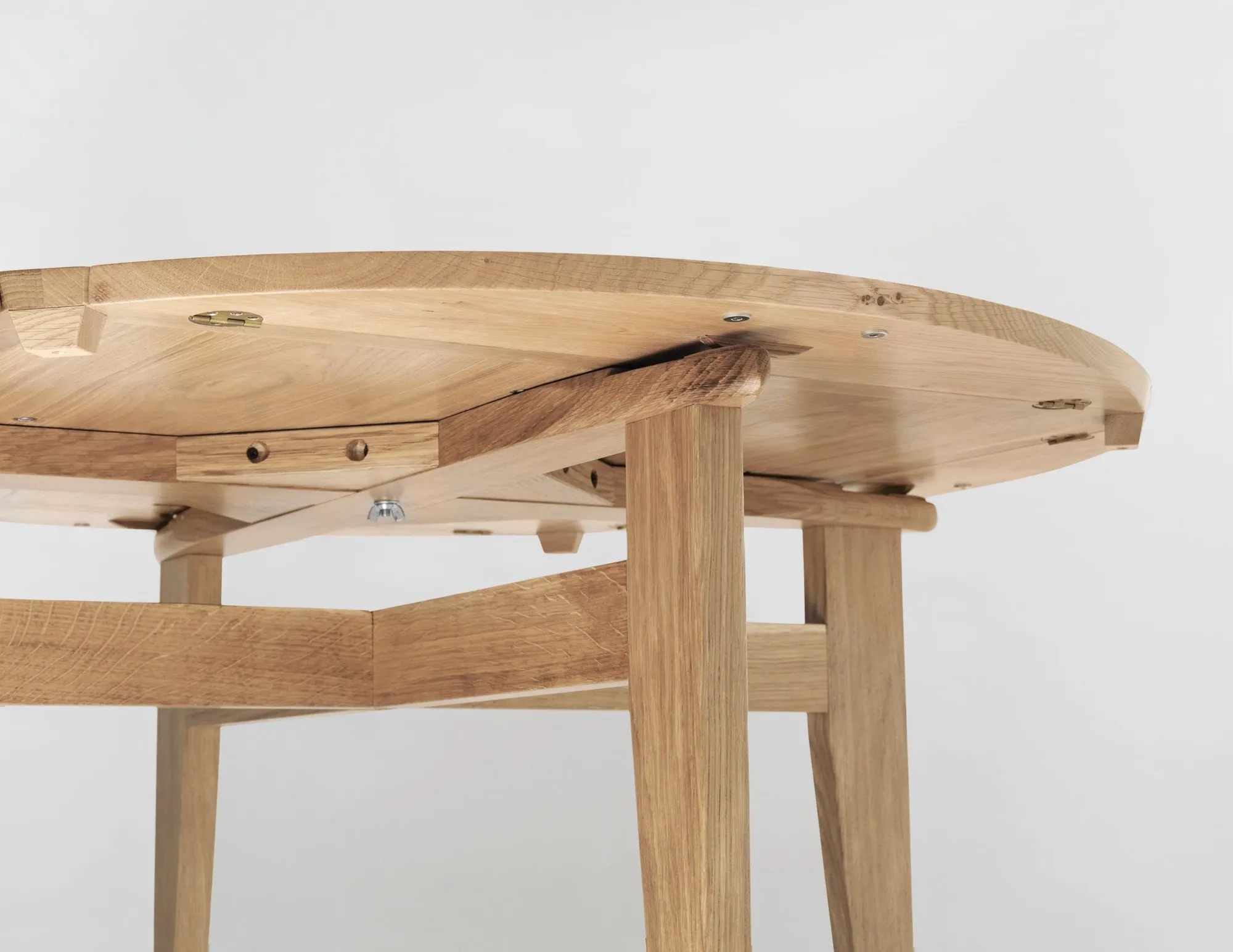 B-table pivoting round / square - Gubi.dk w Mesmetric