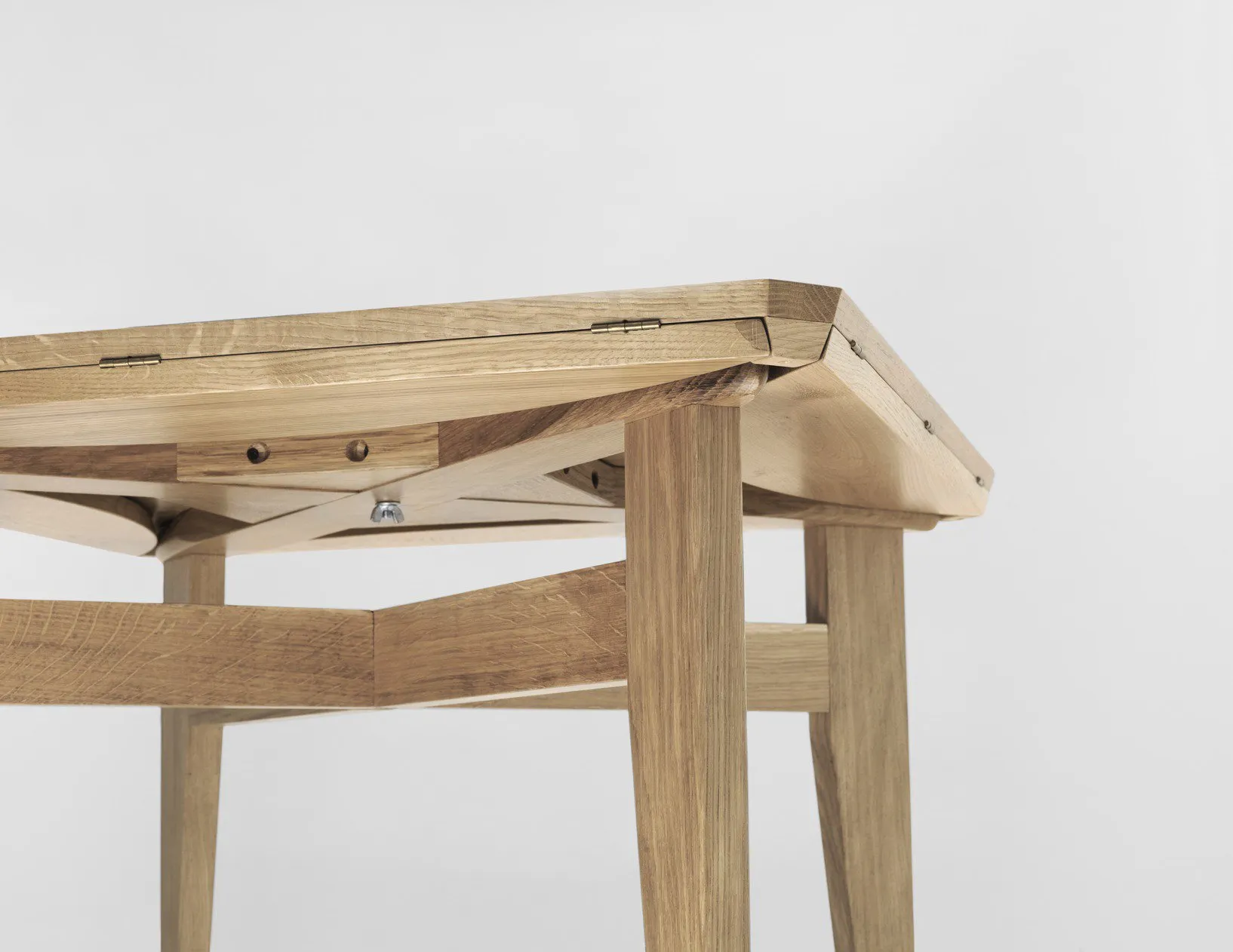 B-table pivoting round / square - Gubi.dk w Mesmetric